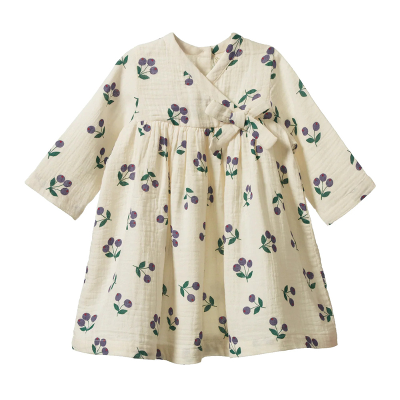 Nature-Inspired Berry Blossom Pattern – Elegant Cold-Season Botanical Print